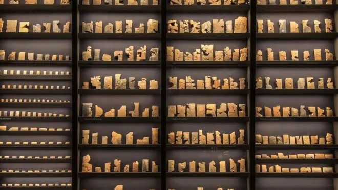 亞述國王積攢了大量刻有楔形文字的石碑。這些文字是與早已滅絶的語言之間最後的聯繫。