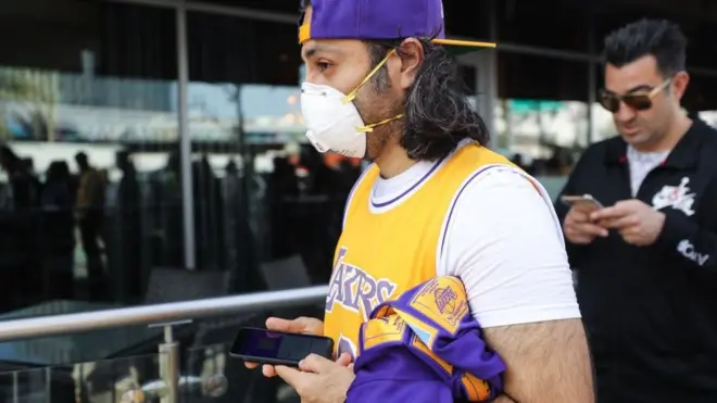 24일 LA에서 열린 코비 브라이언트 추모식에 마스크를 쓰고 참석한 팬