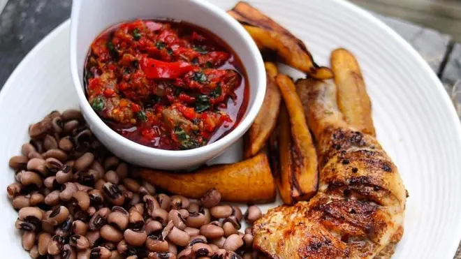 Lekwa etu agwa na anụ ọkụkọ siri dị ka di na nwunye