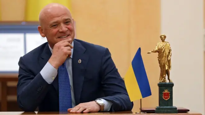 В прошлом Труханов был членом пророссийской Партии регионов, однако сейчас выступает против российского вторжения и отрицает, что у него есть паспорт гражданина РФ