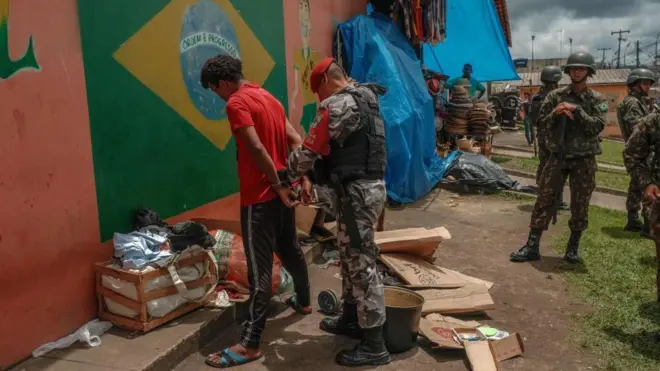 Policiais da Força Tática prendem um homem por supostamente vender drogas na fronteira com a Venezuela, em 2019