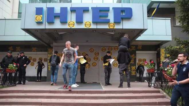 Канал "Інтер" пікетують через фрагмент його концерту до 9 травня