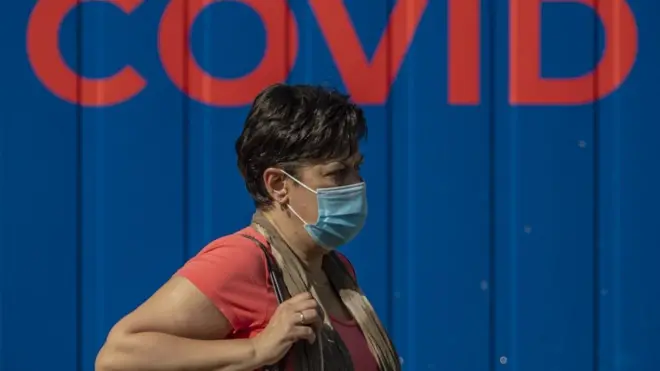 La OMS estima que se necesita que un 80% de la población esté vacunada para contener la pandemia.