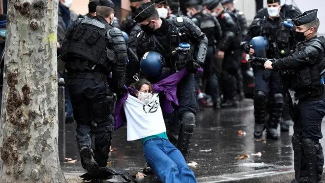 Protesto gösterisinde göz altına alınan bir genç
