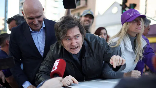 The Guardian prende fuego a Milei: "Se hace pasar por estrella de rock" - Image 2