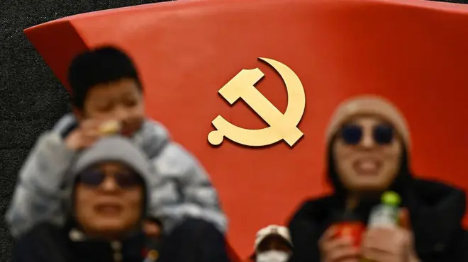 中共党徽标志，前方是人群