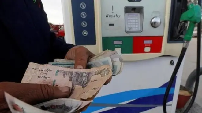 عامل يعد النقود في محطة للبنزين بالعاصمة المصرية القاهرة