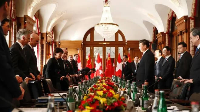 Ada sebuah dansa di Davos yang tidak ada hubungannya dengan kemajuan atau membahas masalah yang paling sulit di dunia, tulis Finkelstein.