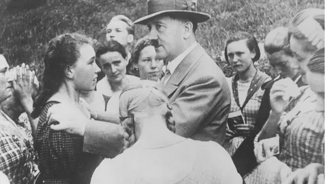 بروکس د هټلر د پیشمرګانو پر کیسه پوهېده، د هغه لیکوال ملګري دا کیسه هغه وخت وکړه چې نوموړی د الوتکې الوتنې ته انتظار کاوه.