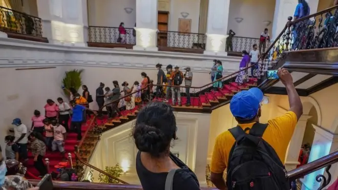 متظاهرون في داخل قصر الرئاسة السريلانكي