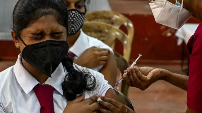 vaccinating sri lankan school child