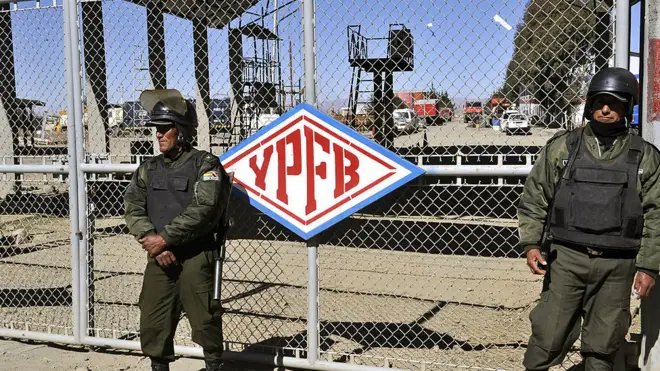 Dos soldados custodian instalaciones de YPFB.