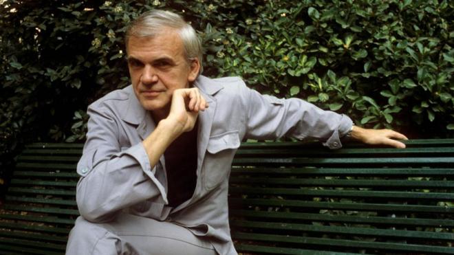 Milan Kundera: 3 libros del escritor de origen checo que debes leer además  de “La insoportable levedad del ser” - BBC News Mundo