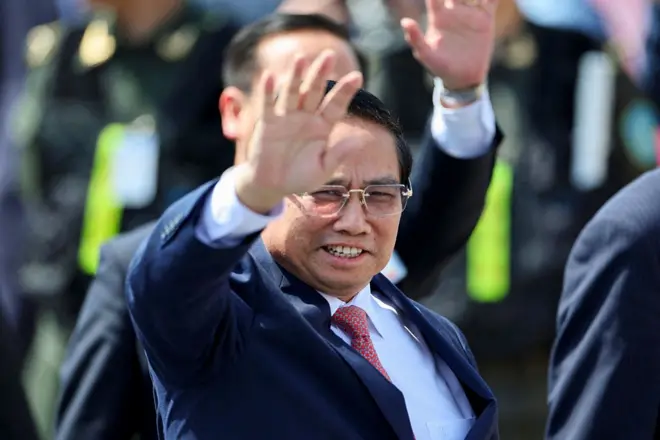 Thủ tướng Phạm Minh Chinh vẫy tay chào khi Chủ tịch Trung Quốc Tập Cận Bình chuẩn bị khởi hành tại sân bay quốc tế Nội Bài ở Hà Nội sau chuyến thăm Việt Nam vào ngày 15/4/2025