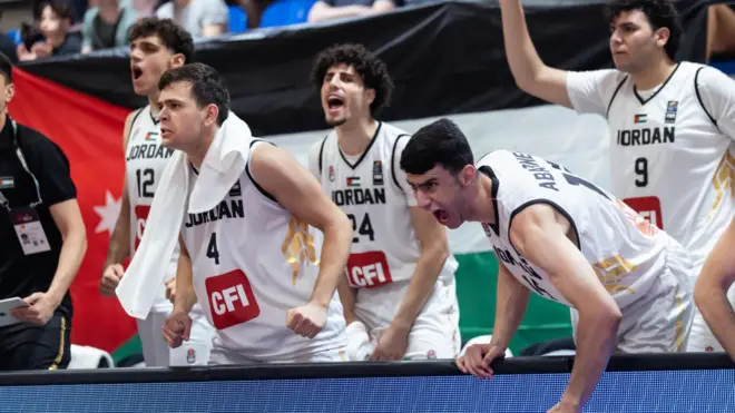لاعبون في منتخب الأردن لكرة السلة تحت 19 عاماً خلال المباراة الأولى في كأس العالم امام جمهورية الدومينيكان 