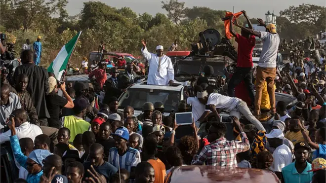 Adama Barrow a été investi au stade de la capitale, devant un grand public.