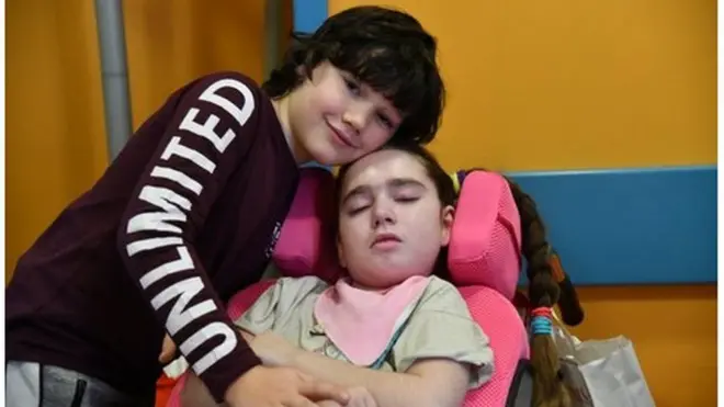 جو اپنی بہن کونی کے ساتھ