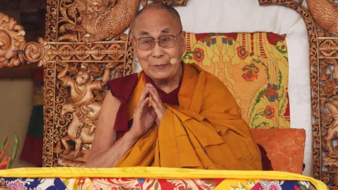 藏傳佛教精神領袖達賴喇嘛於2022年7月28日在列城（Leh）主持講經法會時比出手勢。