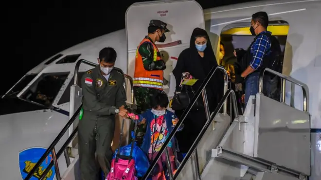 Sejumlah warga negara indonesia (WNI) yang dievakuasi dari Afghanistan tiba di Bandara Halim Perdanakusuma, Jakarta, Sabtu (21/8/2021) dini hari.