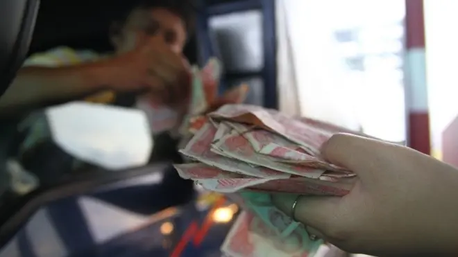 Tài xế trả tiền lẻ mua vé qua trạm Cai Lậy ở tỉnh Tiền Giang