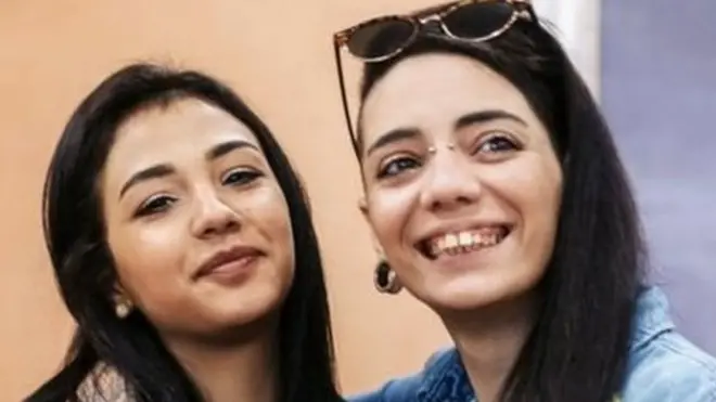 ස්පැනියාර්ඩ් (දකුණේ) සහ ශාසා (වමේ)