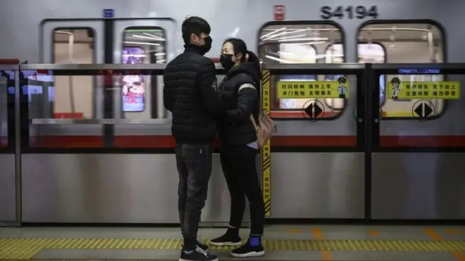 بدأ الفيروس كمرض غامض في مقاطعة صينية ثم انتشر إلى جميع أنحاء العالم