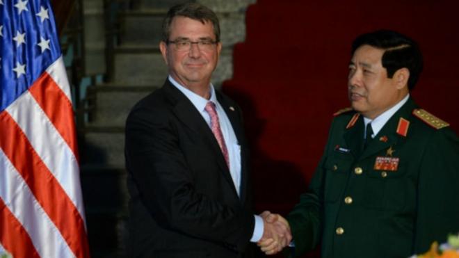 Ảnh tư liệu: Bộ trưởng Quốc phòng VN Phùng Quang Thanh đón người đồng cấp Hoa Kỳ Ashton Carter hôm 1/6/2015 tại Hà Nội