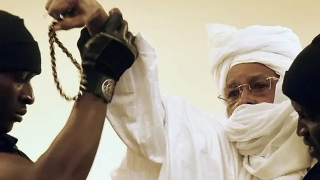 Hissène Habré escorté par les gardes pénitentiaires lors de son procès le 20 juillet 2015