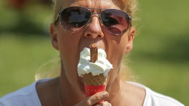Peningkatan penjualan es krim 'yang dipegang tangan' mencapai 24% pada bulan Juni di Inggris.