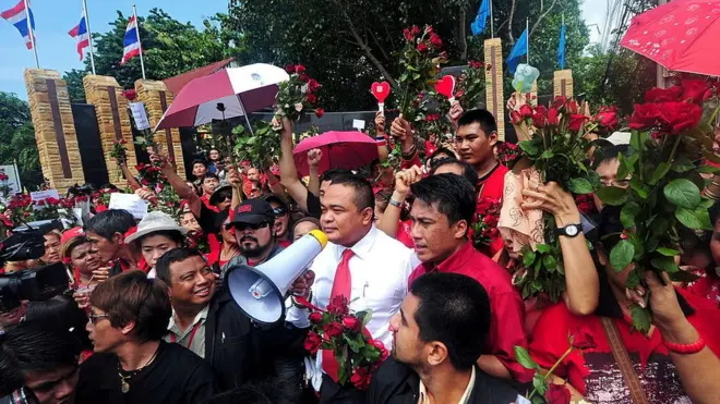 นายจตุพร พรหมพันธุ์ จัดกิจกรรมวางดอกกุหลาบหน้าเรือนกลางพิเศษกรุงเทพ เพื่อให้กำลังใจแนวร่วม นปช.ที่ถูกคุมขังอยู่ภายใน เมื่อวันที่ 17 ก.ย. 2553 แต่วันนี้เขากลับเข้าเรือนจำแห่งนี้เป็นรอบที่ 4