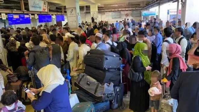 カブール国際空港から出国しようとする人たち