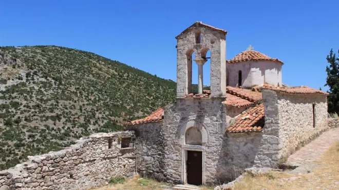 تعتقد كوركا وفريقها بأن سكان تينيا فروا إلى التلال عندما تعرضت المنطقة لغزو السلاف أو الصقالبة