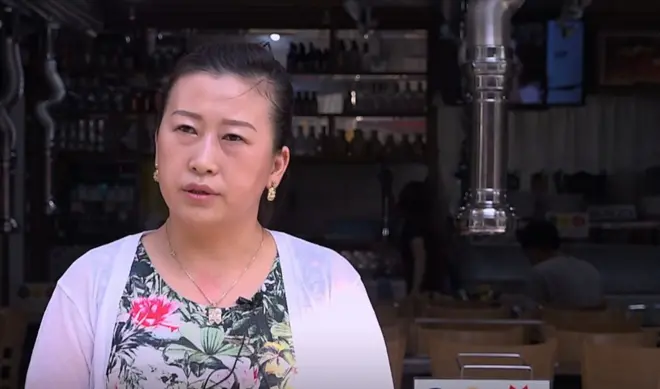 중국 동포 이 려씨가 대림동의 한 식당 앞에서 얘기하고 있다.