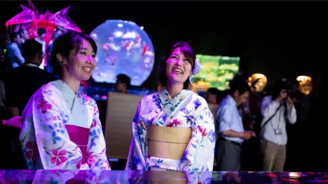 فتاتان يابانيتان