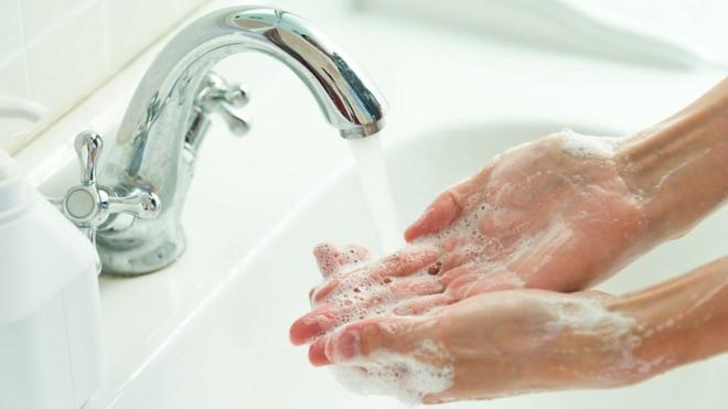 باقاعدگی سے ہاتھ دھونا کورونا وائرس اور دیگر ہیماریوں سے بچنے کا سب سے موذوں طریقہ ہے تاہم عین ممکن ہے کہ آپ اپنے ہاتھ صحیح طریقے سے نہیں دھوتے۔