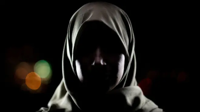 په تیاره کې د یوې ښځې انځور