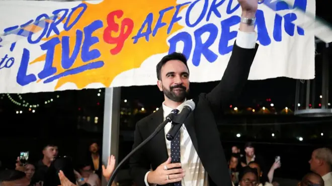 Zohran Mamdani melambaikan tangan di acara hasil pemilihan internal Demokrat di New York.