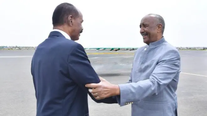 ኢሳያስ ኣፍወርቂ ንጀነራል ዓብደልፋታሕ ኣልቡርሃን ኣብ መዓርፎ ነፈርቲ እናተቐበሎ