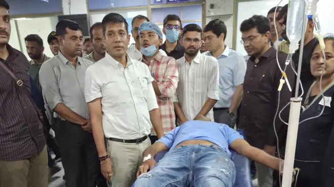પોલીસના કહેવા પ્રમાણે, કરીમભૈયાએ પોતાની પાસે રહેલા તીક્ષણ હથિયાર વડે ક્રાઇમ બ્રાન્ચના જૉઇન્ટ કમિશનર ઑફ પોલીસ શરદ સિંઘલ સહિત બીજા એક પોલીસ અધિકારી પર હુમલો કરી દીધો હતો
