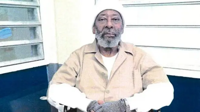 El prisionero Charles "Sonny" Burton con uniforme carcelario