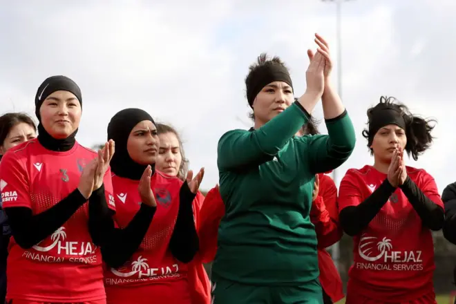 افغان ښځینه فوټبال لوبغاړې د طالبانو له بیا واکمنېدو وروسته هېواد پرېښودو ته اړ شوې.