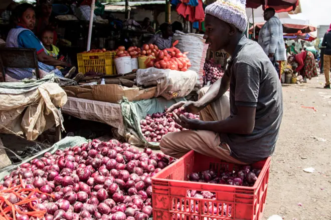 Un commerçant vend des oignons sur un marché de produits frais dans la ville de Nakuru....