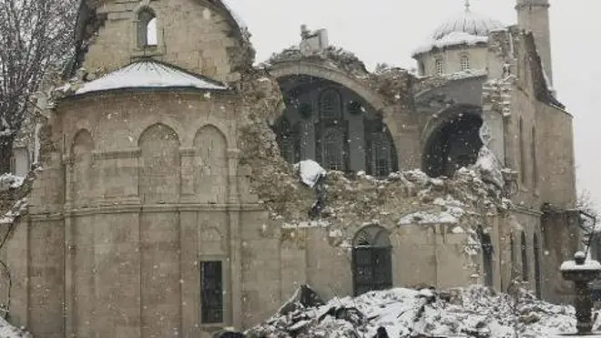 Malatya'da Hamidiye Mahallesi'nde bulunan tarihi Yeni Cami'de yıkım