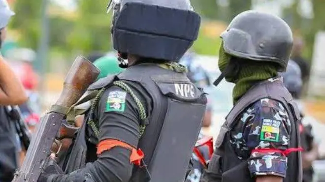 Awọn ọlọpaa to wọ asọ isẹ, gbe ibọn lọwọ