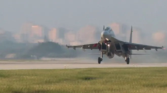 一架正要起飛的中共軍機（CCTV）