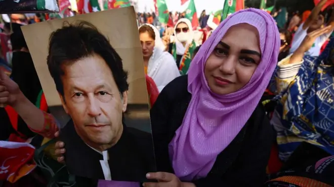 One supporter of Imran Khan hold poster wit im portrait for one rally for Karachi in support of di former Pakistani prime minister.