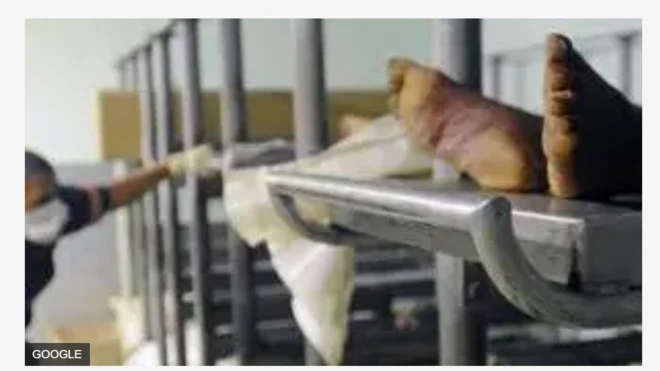 Atẹlẹsẹ oku to wa lori ibusun ati ẹno to n fa aṣọ rẹ nita