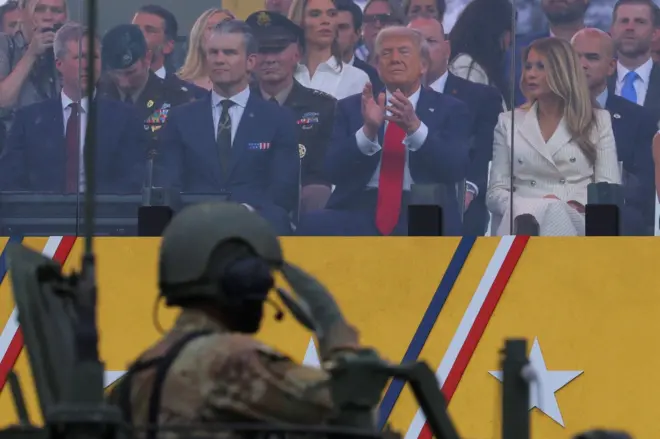 Vojnik salutira predsedniku Trampu na vojnoj paradi