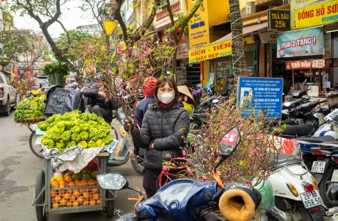 Hoa đào được bán cạnh chợ Đồng Xuân ở Hà Nội trước Tết Nguyên đán Quý Mão 2023
