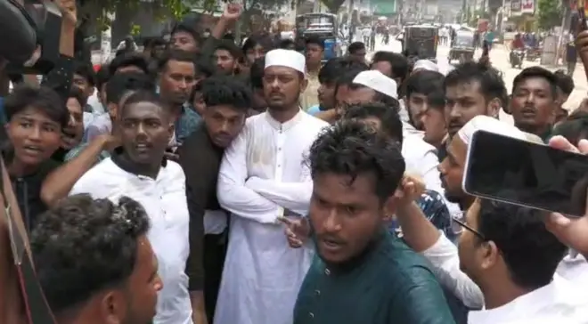 ঝিনাইদহ পুরাতন ডিসি কোর্ট মসজিদের সামনের সড়কে নাসীরুদ্দীন পাটওয়ারীর ওপর ডিম নিক্ষেপ করা হয় 